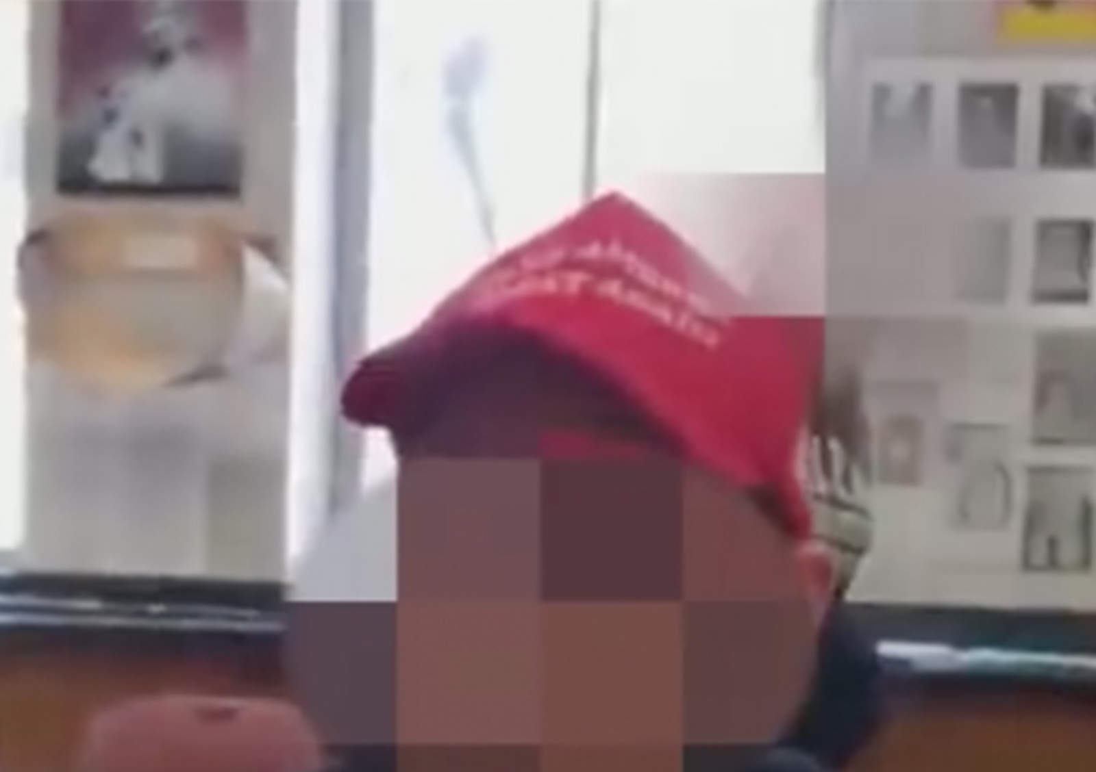 Profesor insulta a alumno que portaba gorra de Donald Trump