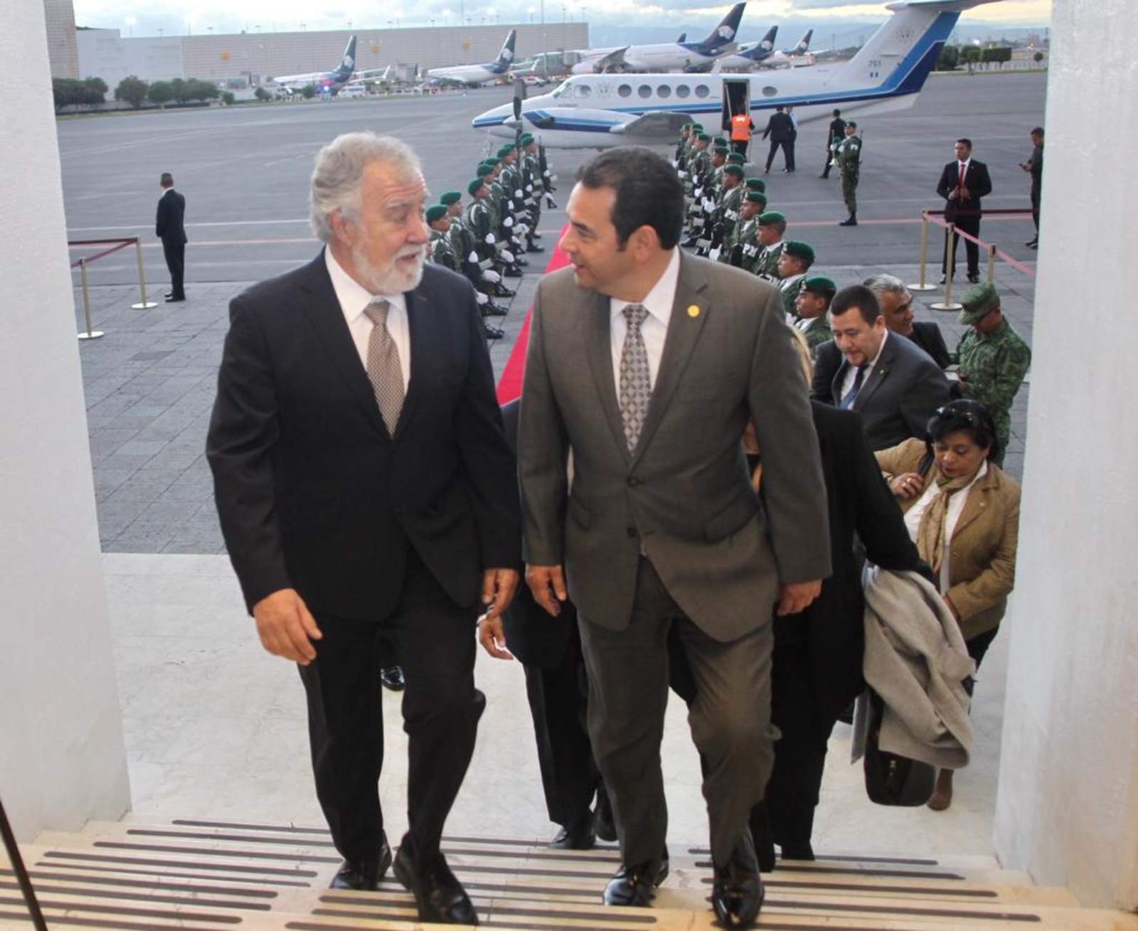 Llega presidente de Guatemala a México para investidura de AMLO
