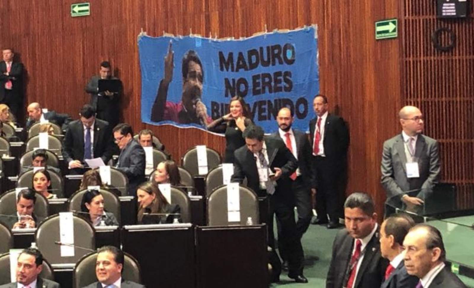 Legisladores panistas colocan manta contra Maduro en San Lázaro