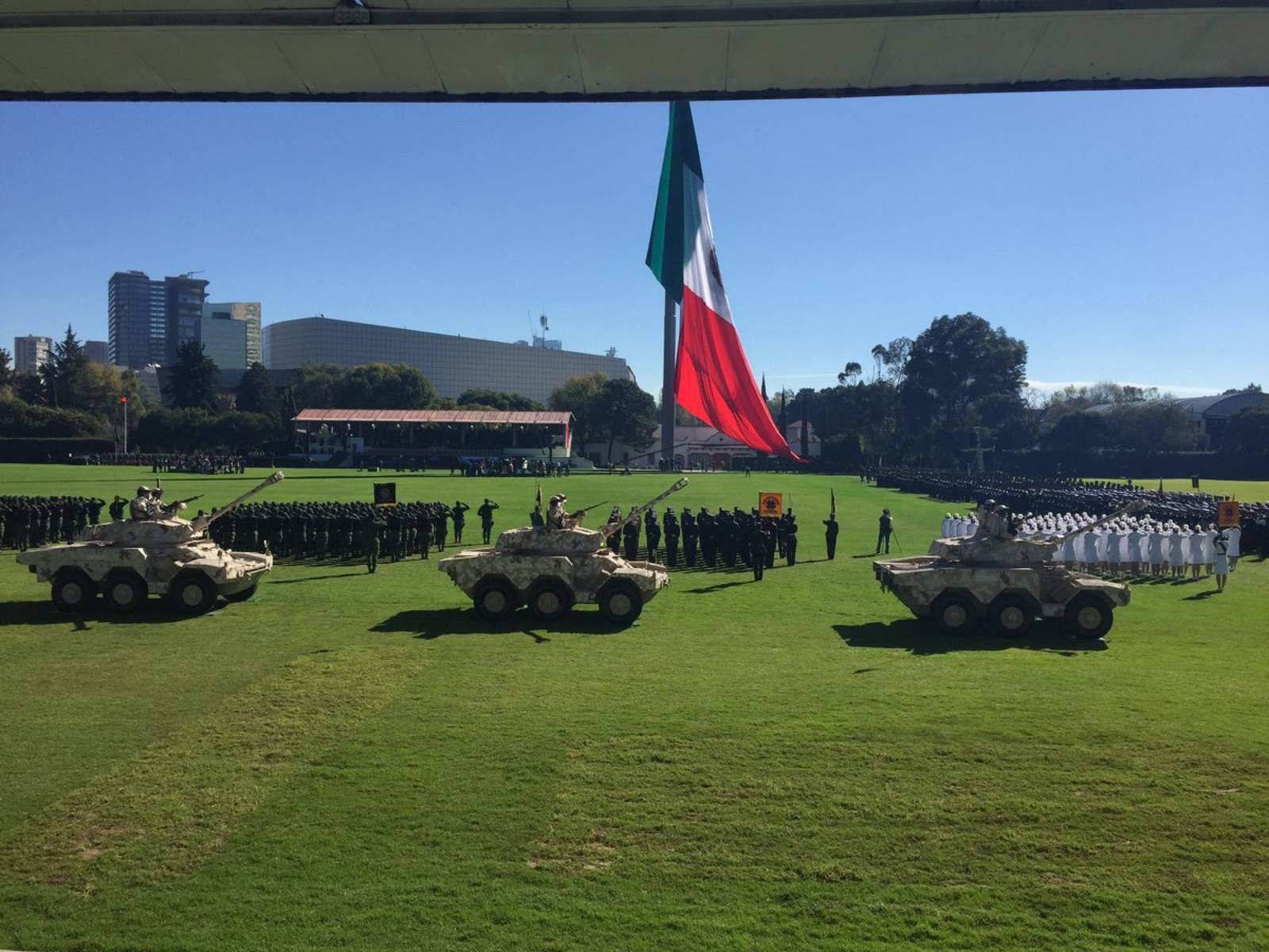 Encabeza AMLO ceremonia de salutación de Fuerzas Armadas