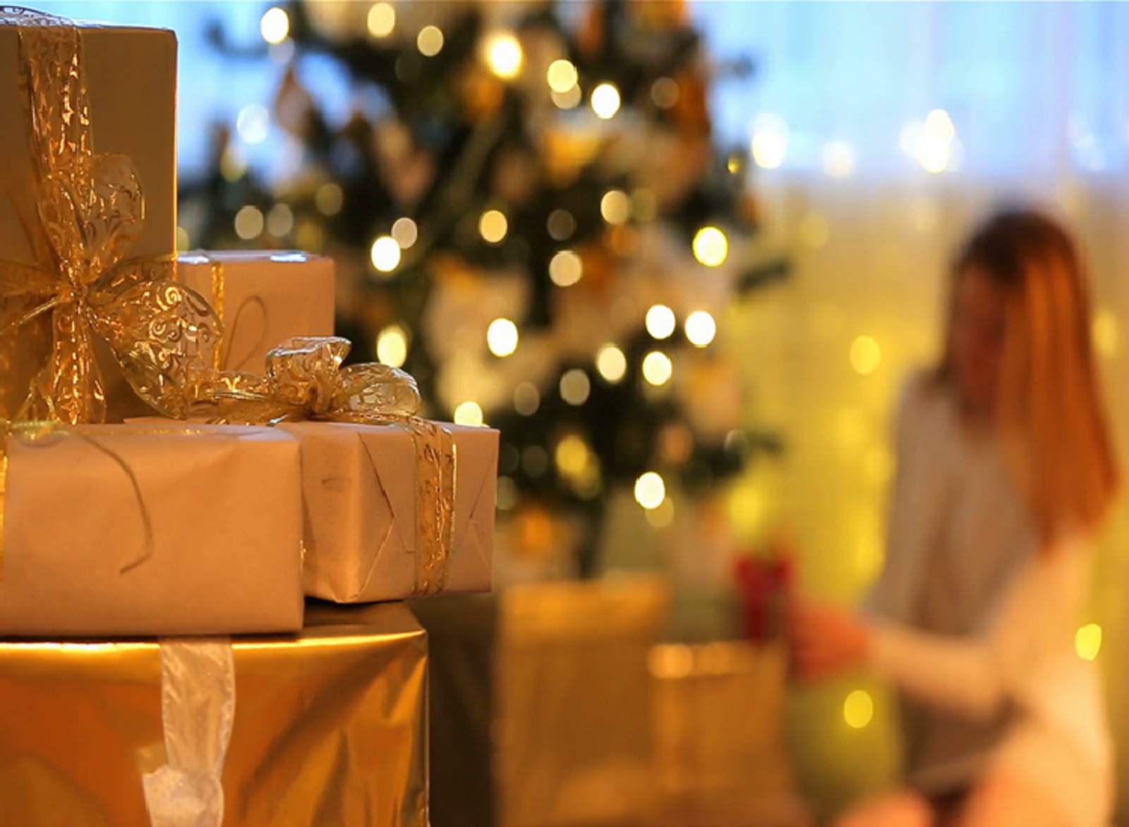 Encuentra antes los regalos navideños de su novio y se queja