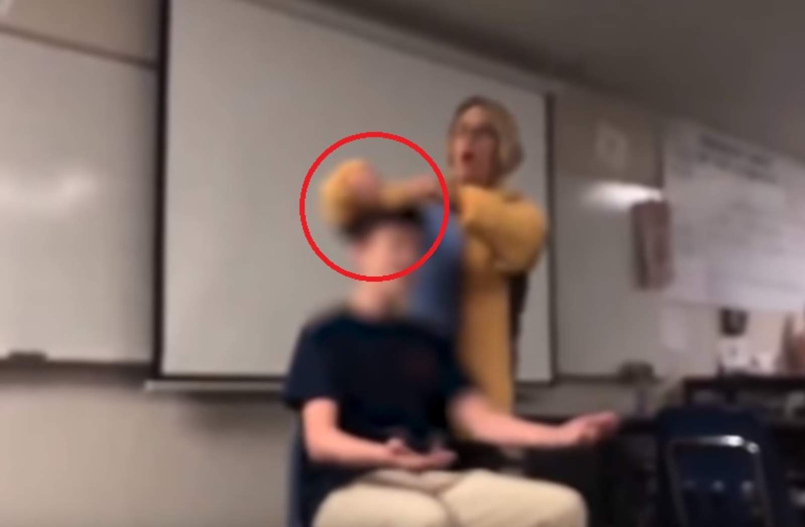 Maestra enfrenta cargos por cortar el cabello de sus alumnos