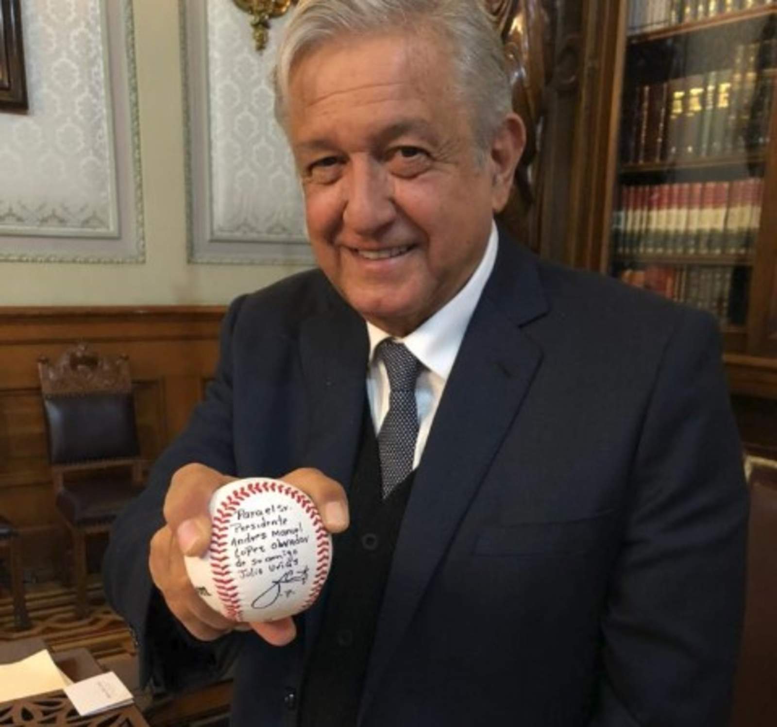 Julio Urías envía pelota autografiada a AMLO
