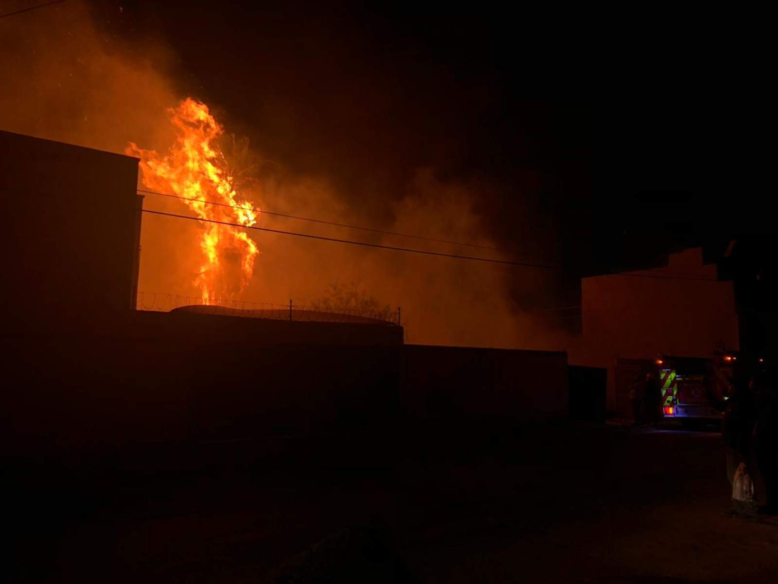 Incendio alarma a vecinos en Ampliación Los Ángeles