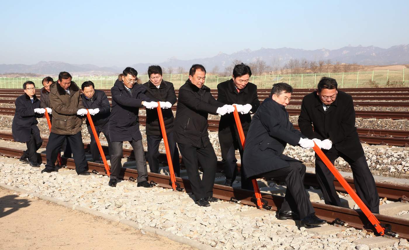 Coreas lanzan proyecto de comunicación vial y ferroviario
