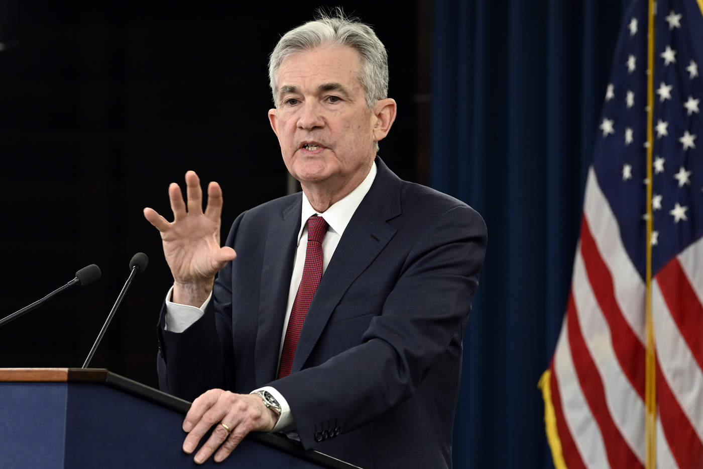 Asesor de Trump asegura permanencia de Powell en la Fed