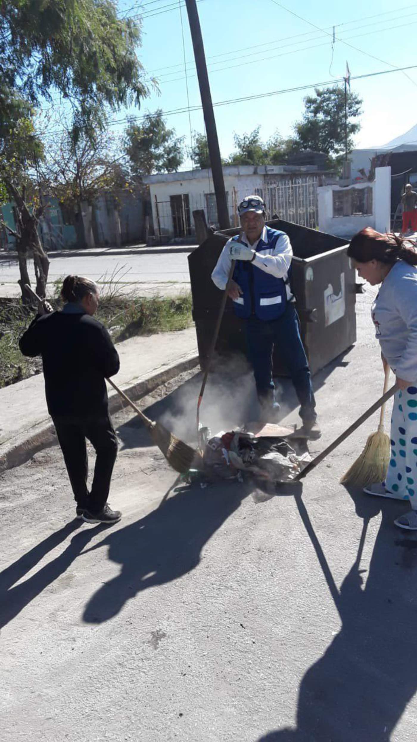 Ciudadanos se suman a cuadrillas de limpieza en Monclova