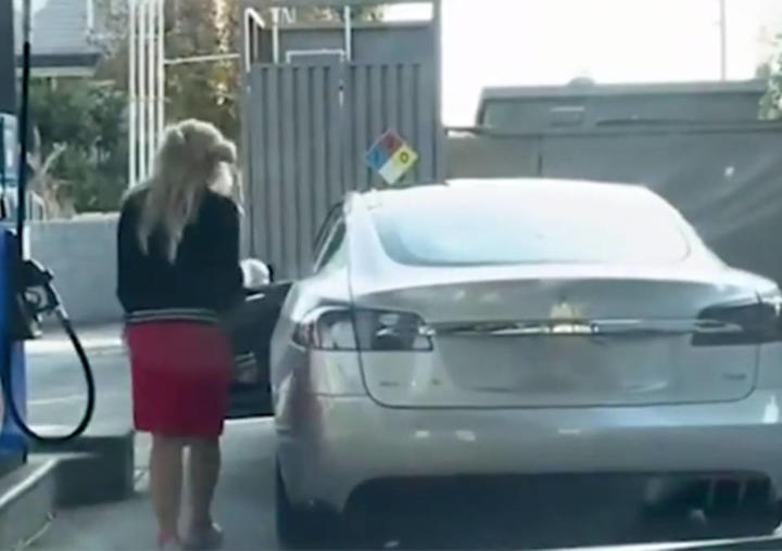 Mujer intenta ponerle gasolina a un Tesla y se hace viral