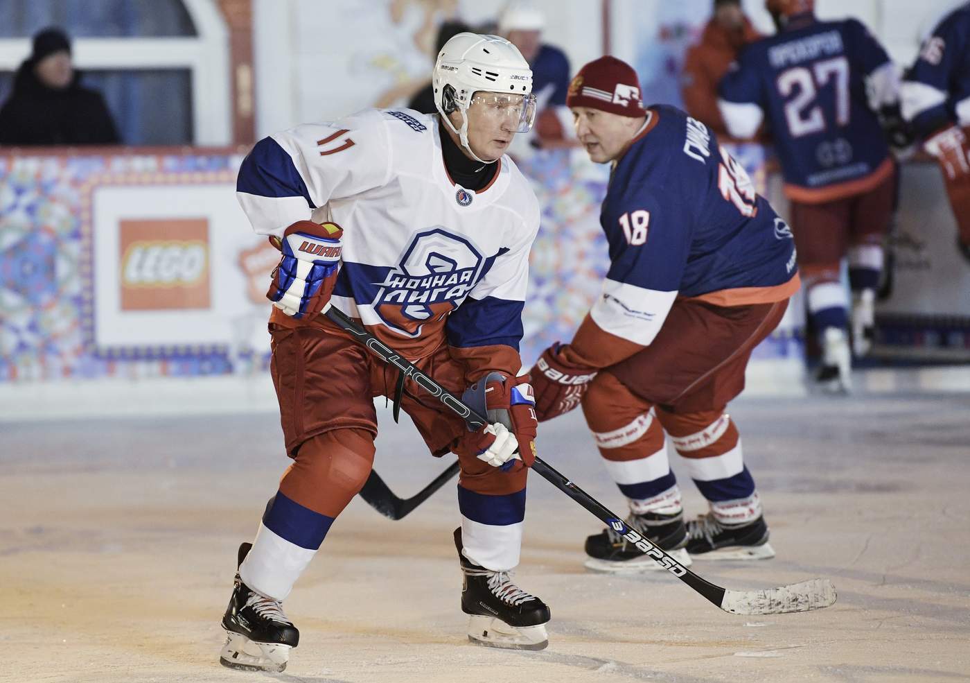 Putin despide el año jugando al hockey en la Plaza Roja