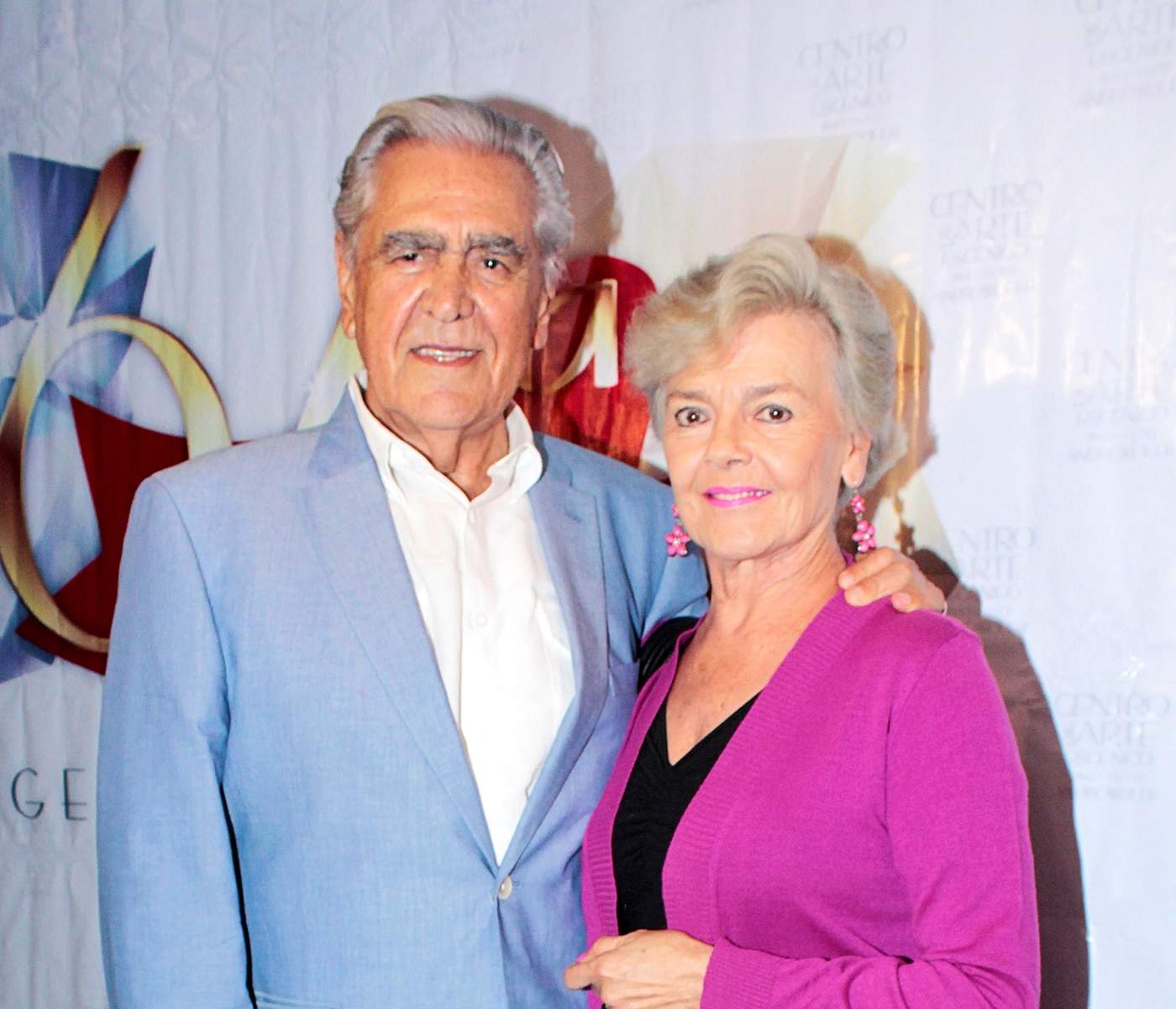 Padres de Kate del Castillo festejan 50 años de casados