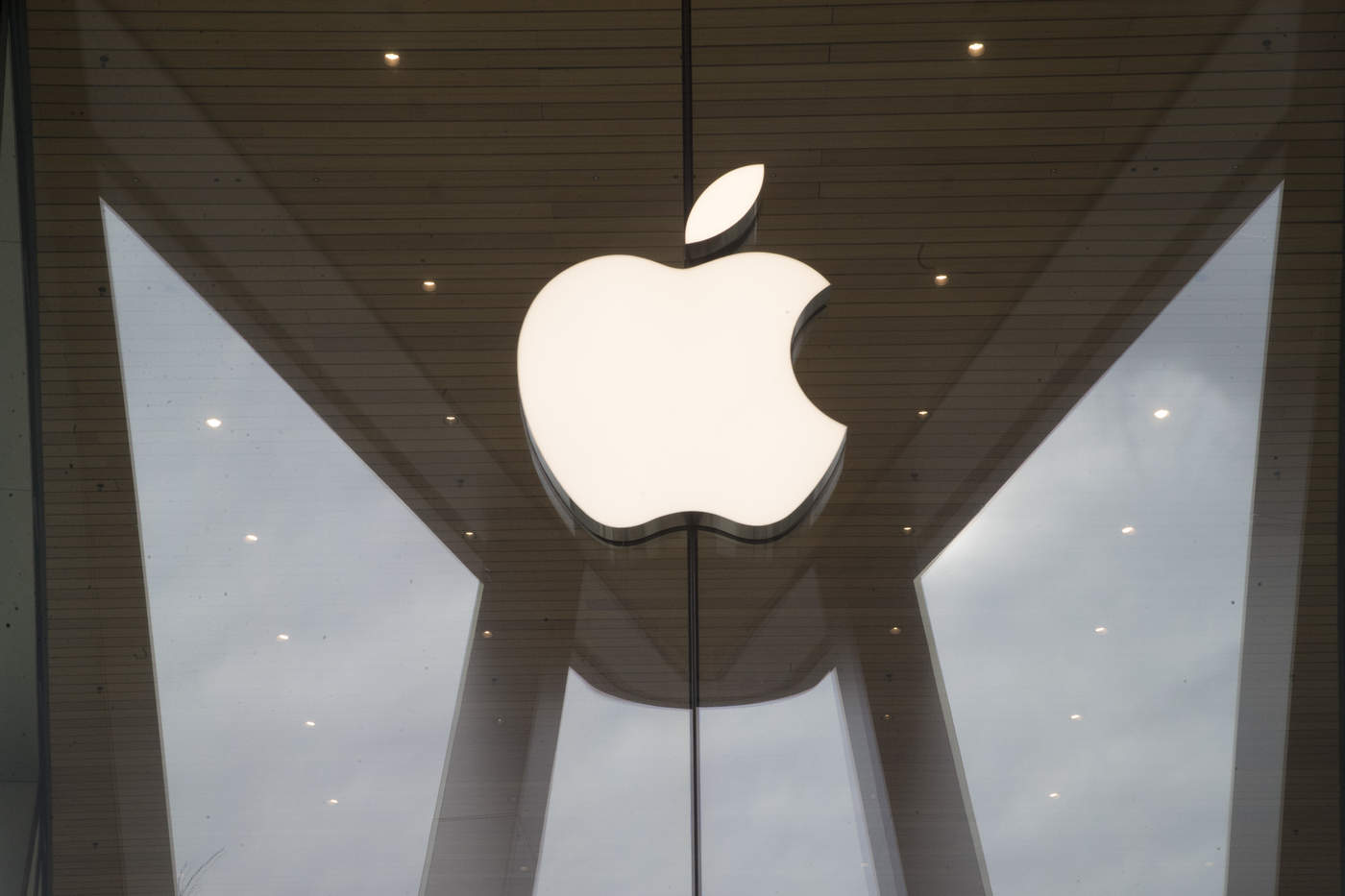 Advierte Apple sobre declive en ventas de iPhone