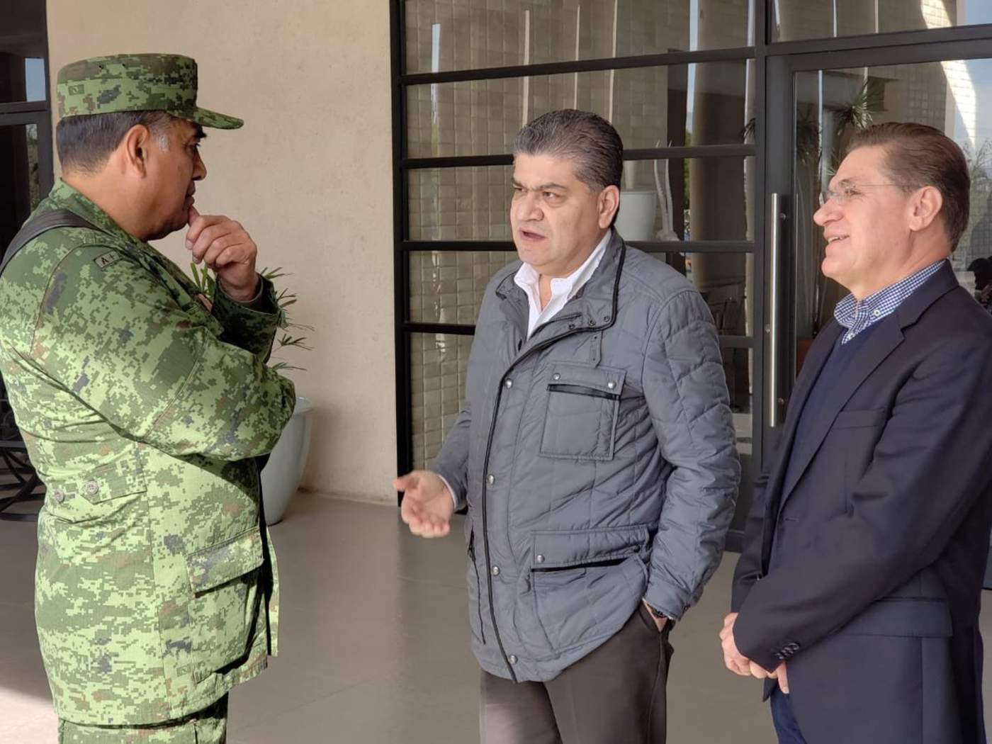 Riquelme y Aispuro recorren obra zona de alojamiento militar en Lerdo