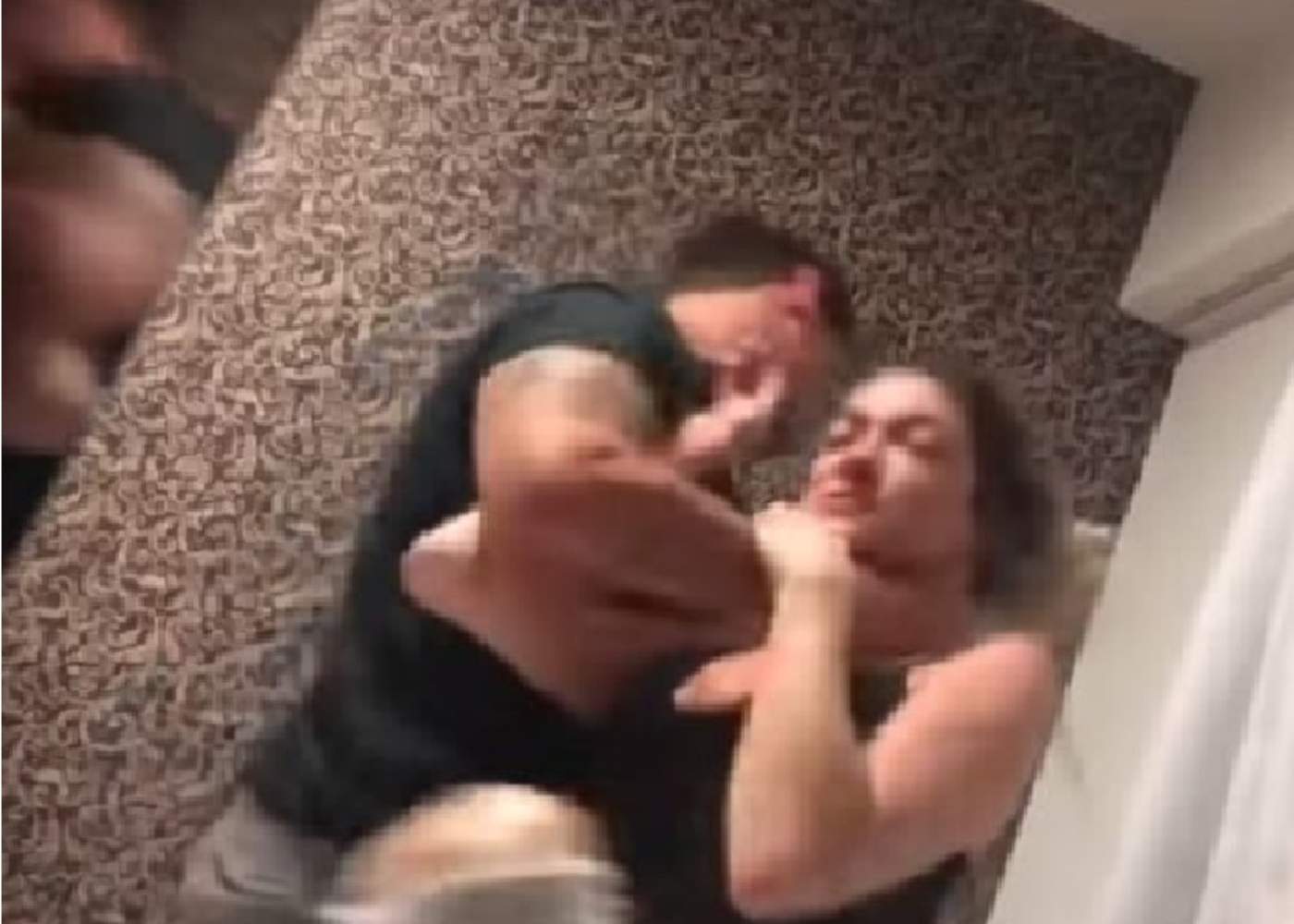 Mujer graba video en el que se muestra a su pareja agredirla