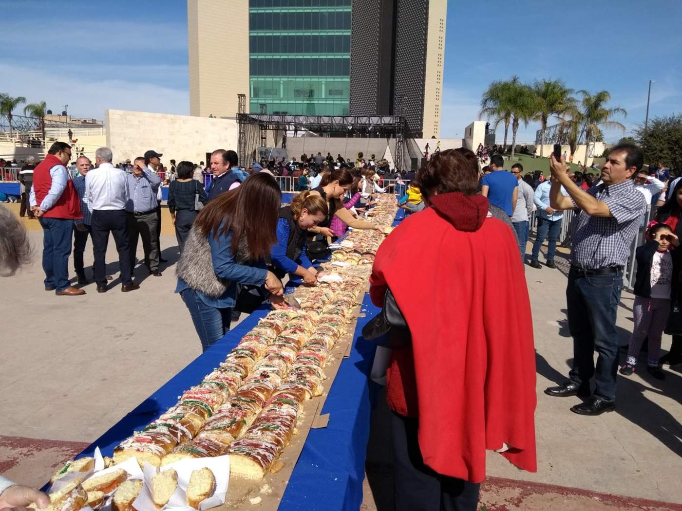 Parten Rosca de Reyes 'más grande de La Laguna'