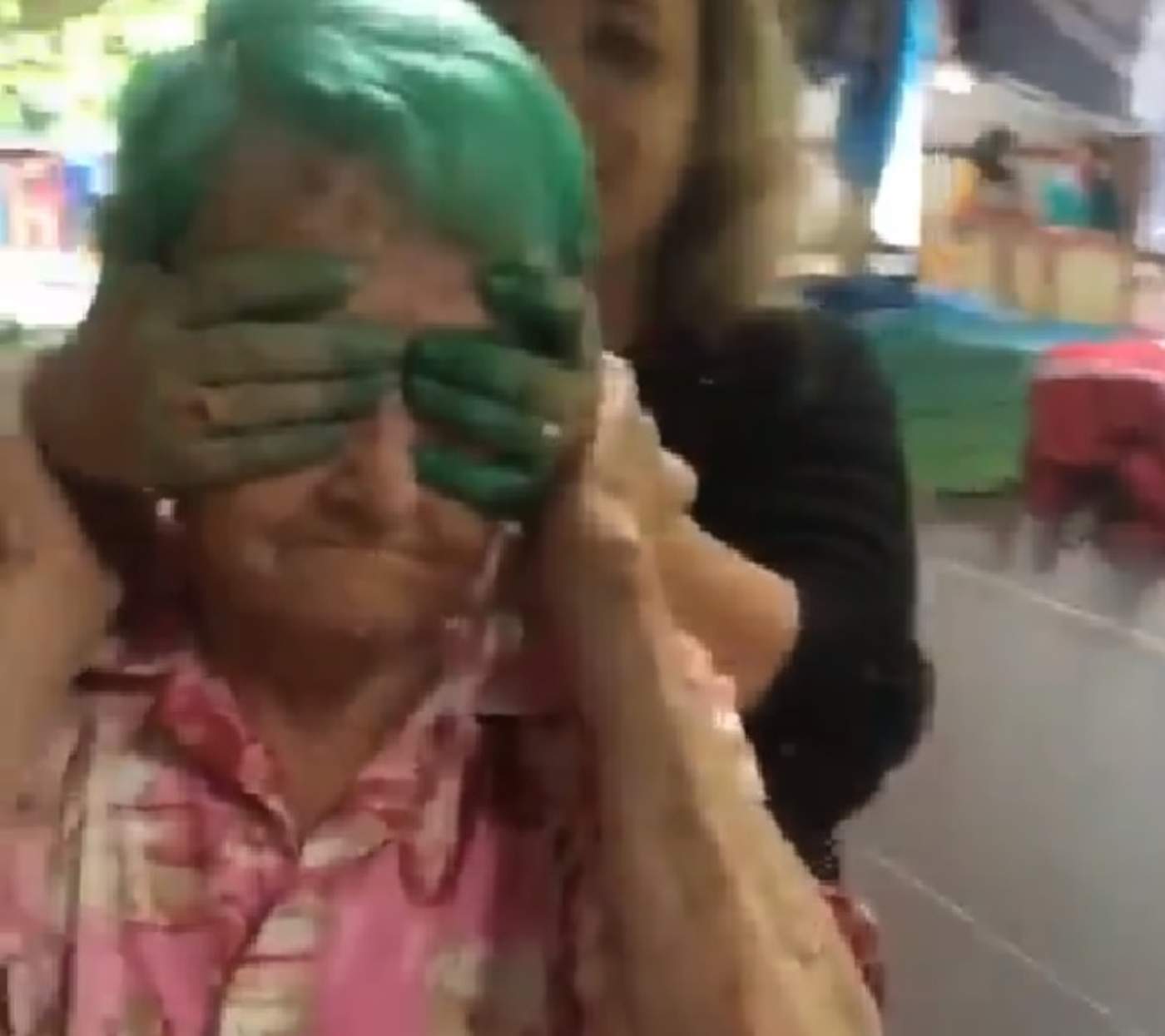 Reacción de abuela tras teñirle el cabello se hace viral