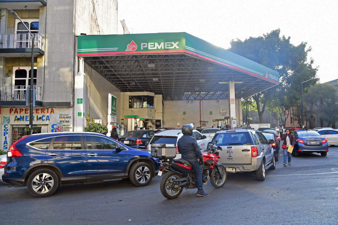 Se generan largas filas para comprar gasolina en CDMX