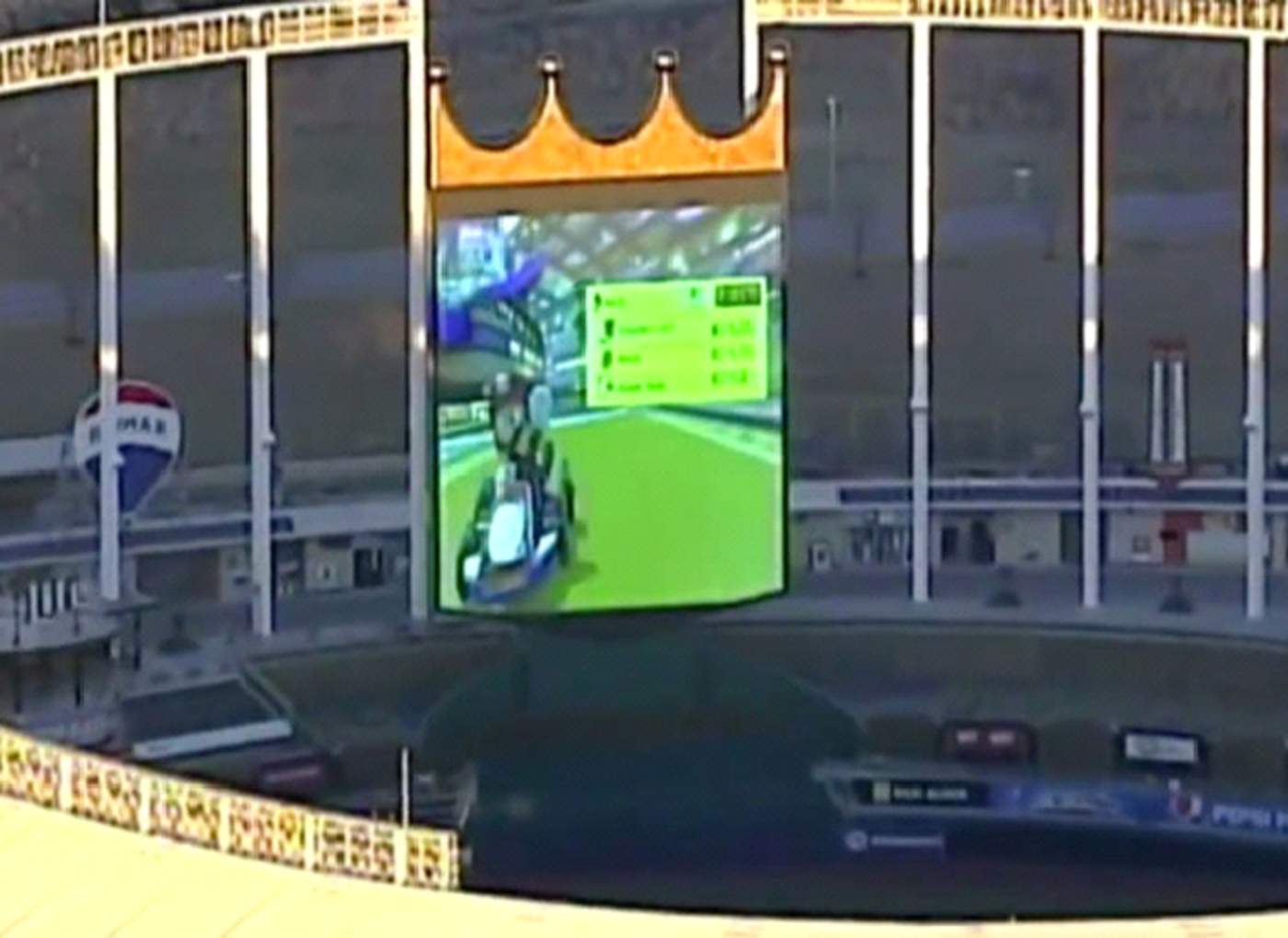 Alguien jugaba un videojuego en la pantalla gigante de un estadio