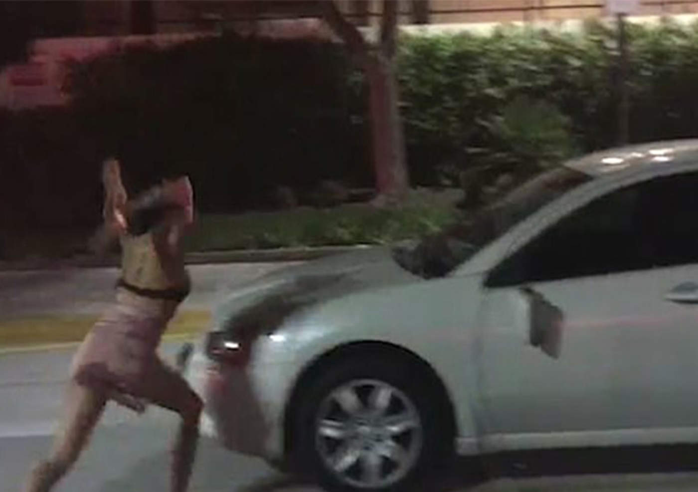 Chica agrede vehículo de Uber tras bajarla por vomitar