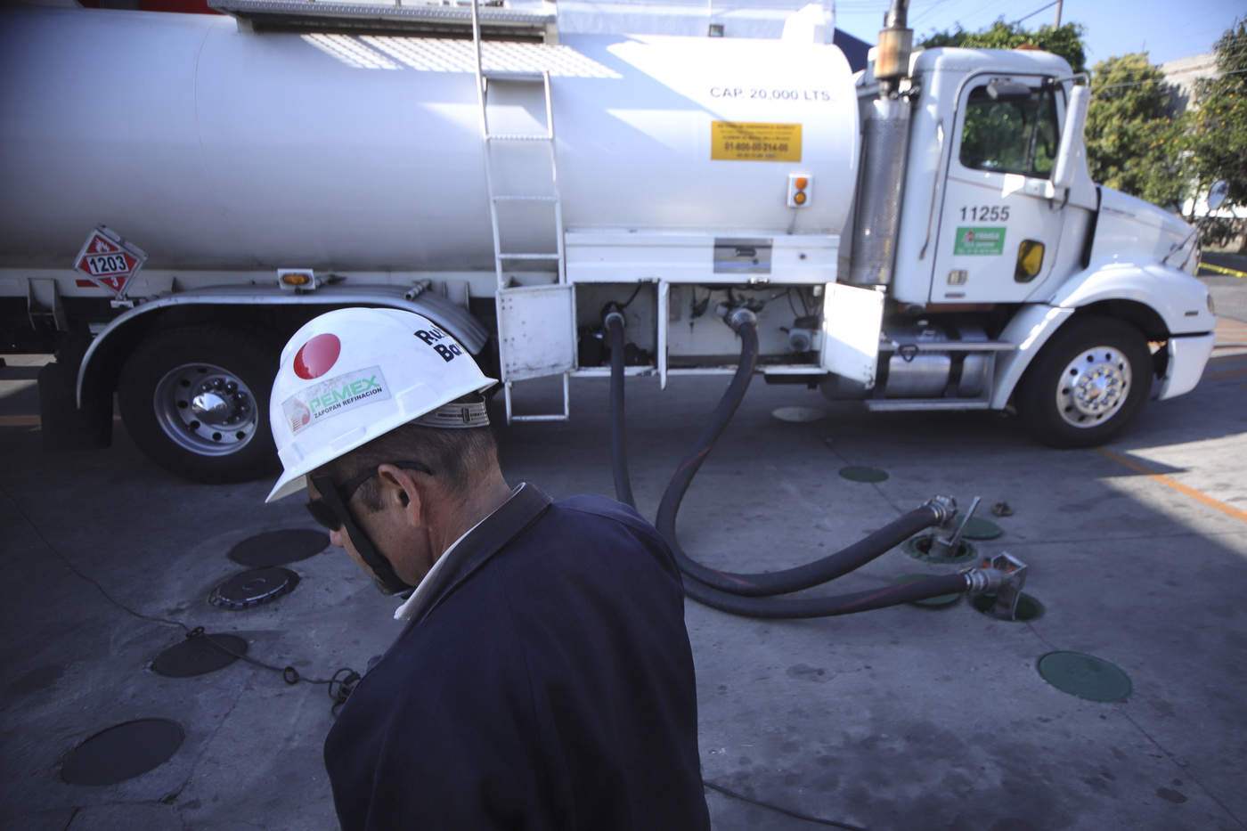 Pemex acuerda plan para agilizar suministro de gasolinas