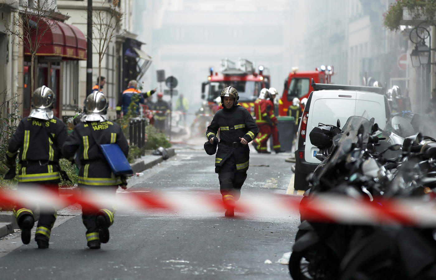 Explosión en panadería de París deja 2 muertos
