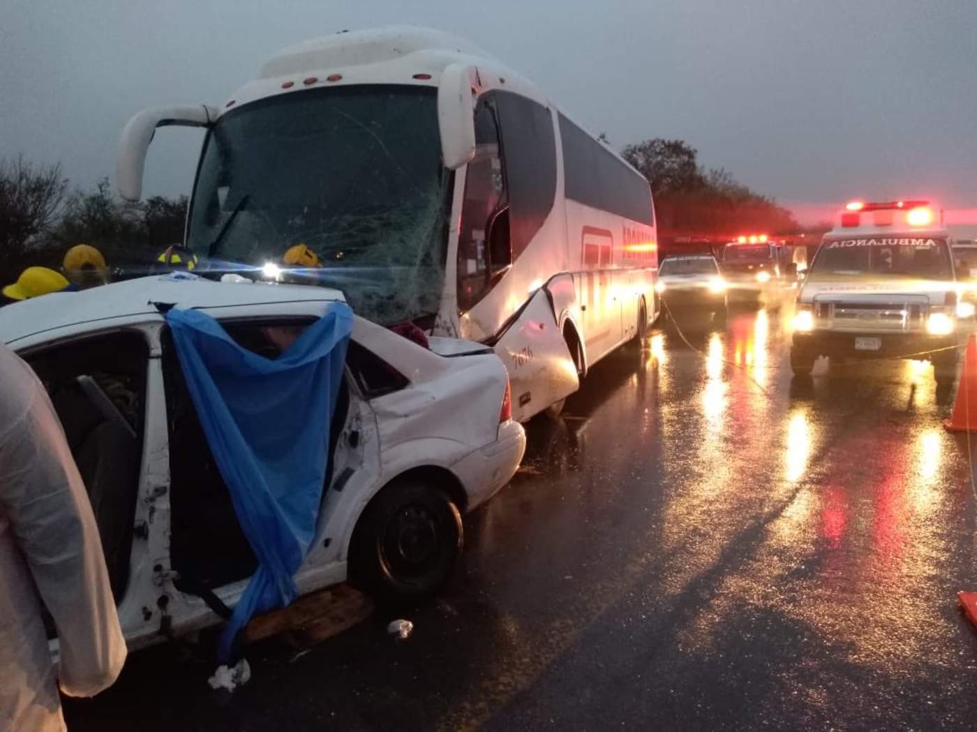 Choque deja cuatro muertos en la carretera Monterrey-Monclova