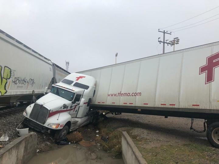 Se estrella camión contra tren en Saltillo