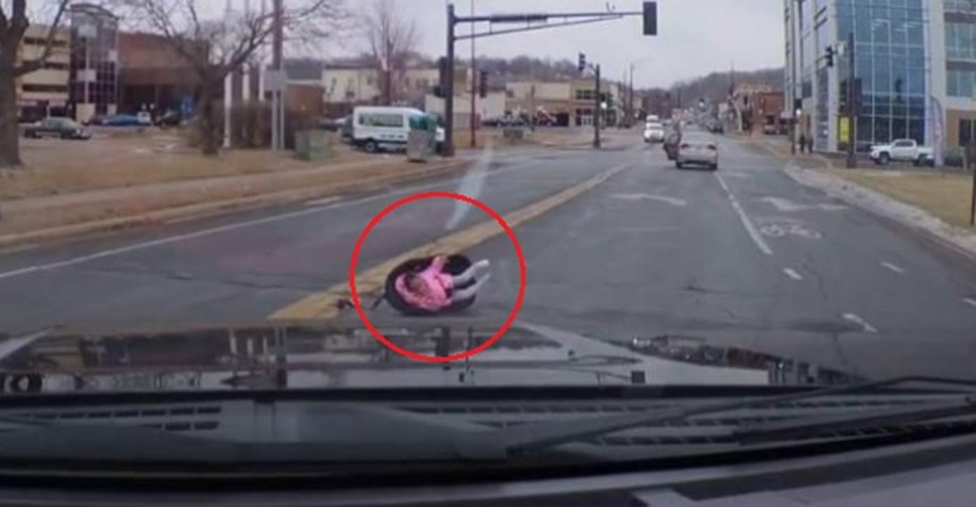 Bebé sale expulsada del auto de su madre en movimiento