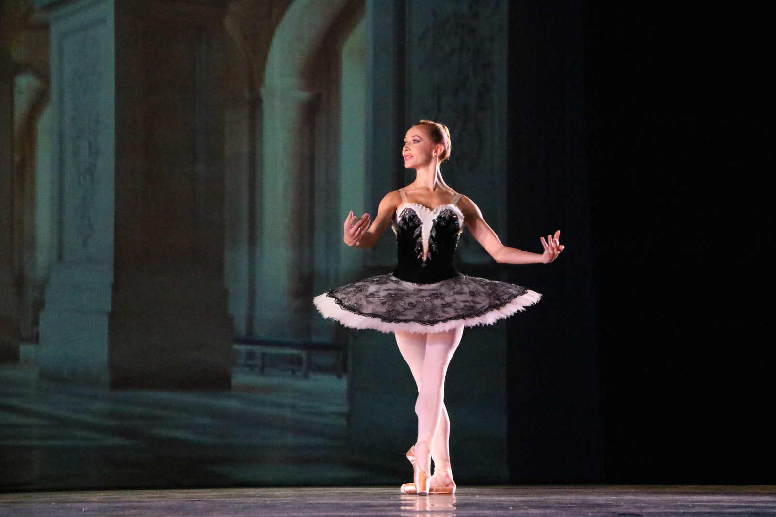 Elisa Carrillo gana premio de danza en Rusia