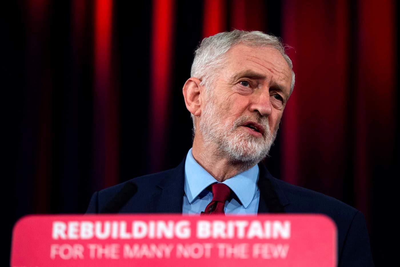 Corbyn insta a May a descartar un 'brexit' sin acuerdo