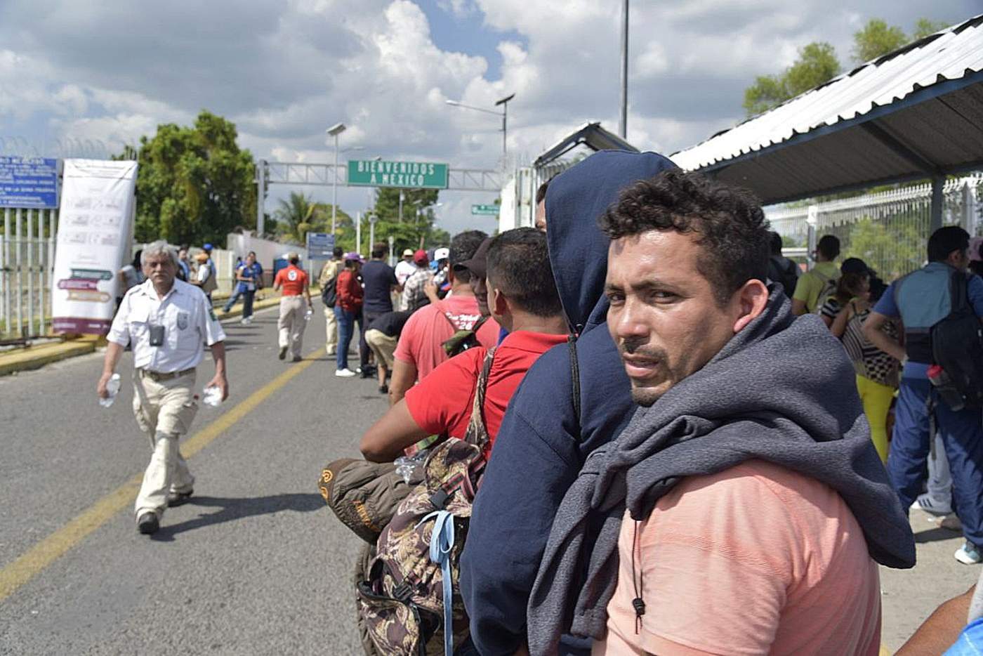 Migrantes alistan solicitudes de asilo en la frontera con México