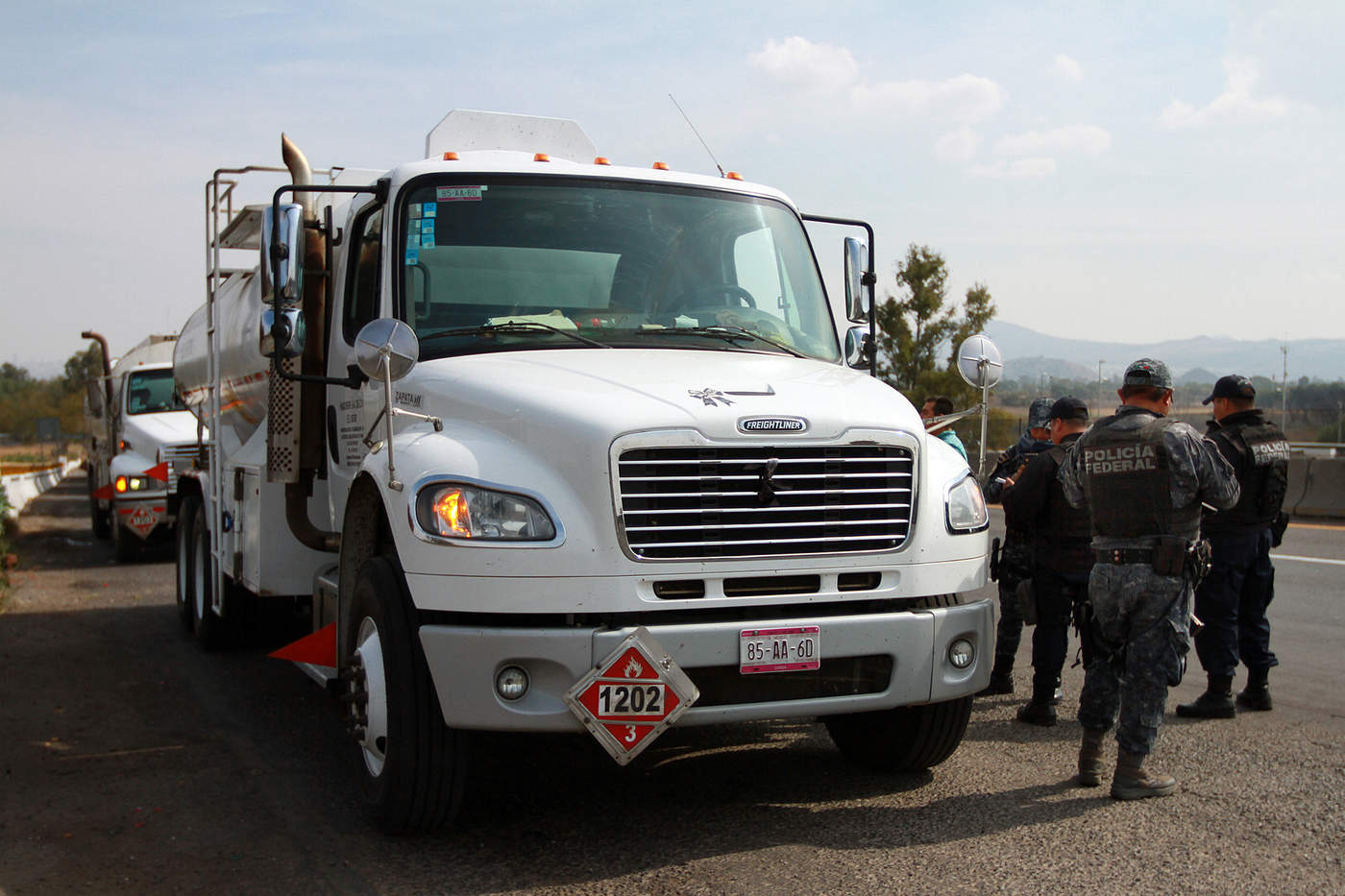 Despliegan más de mil policías para cuidar ductos y pipas en Michoacán