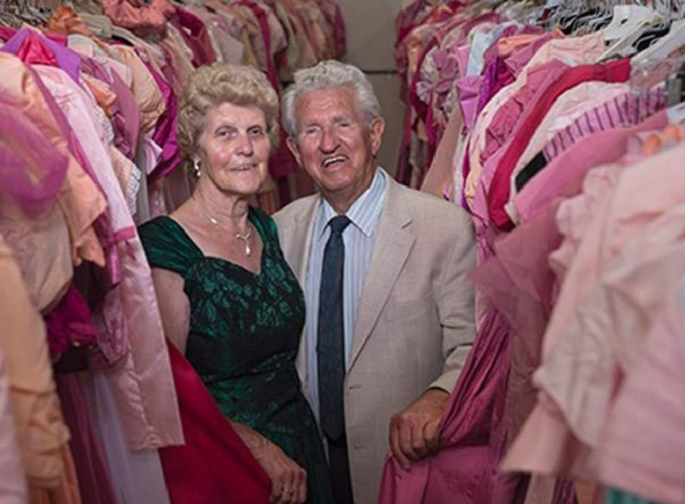 Este hombre le compró 55 mil diferentes vestidos a su esposa
