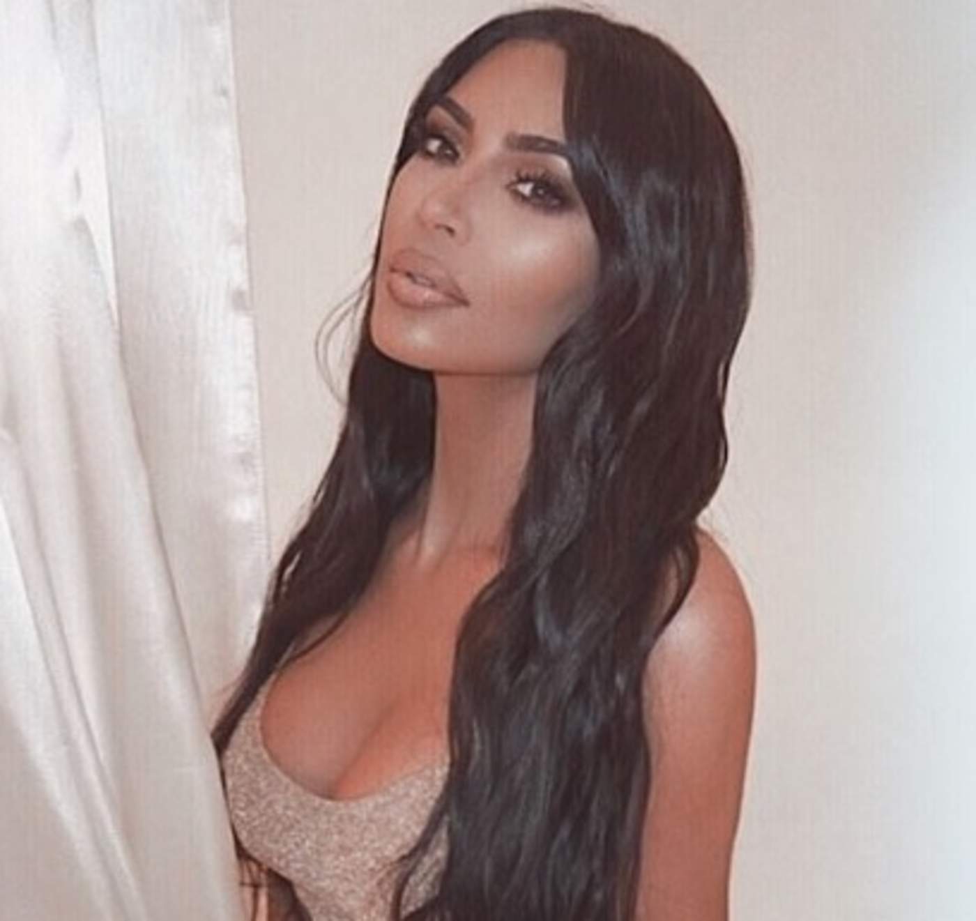 Kim Kardashian toma un baño con blusa transparente en Instagram
