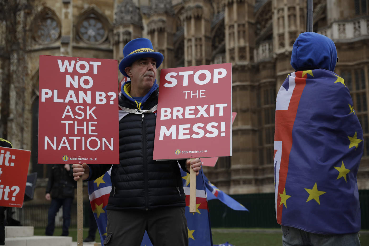 May afronta nuevos desafíos a su 'brexit' con enmiendas de los diputados