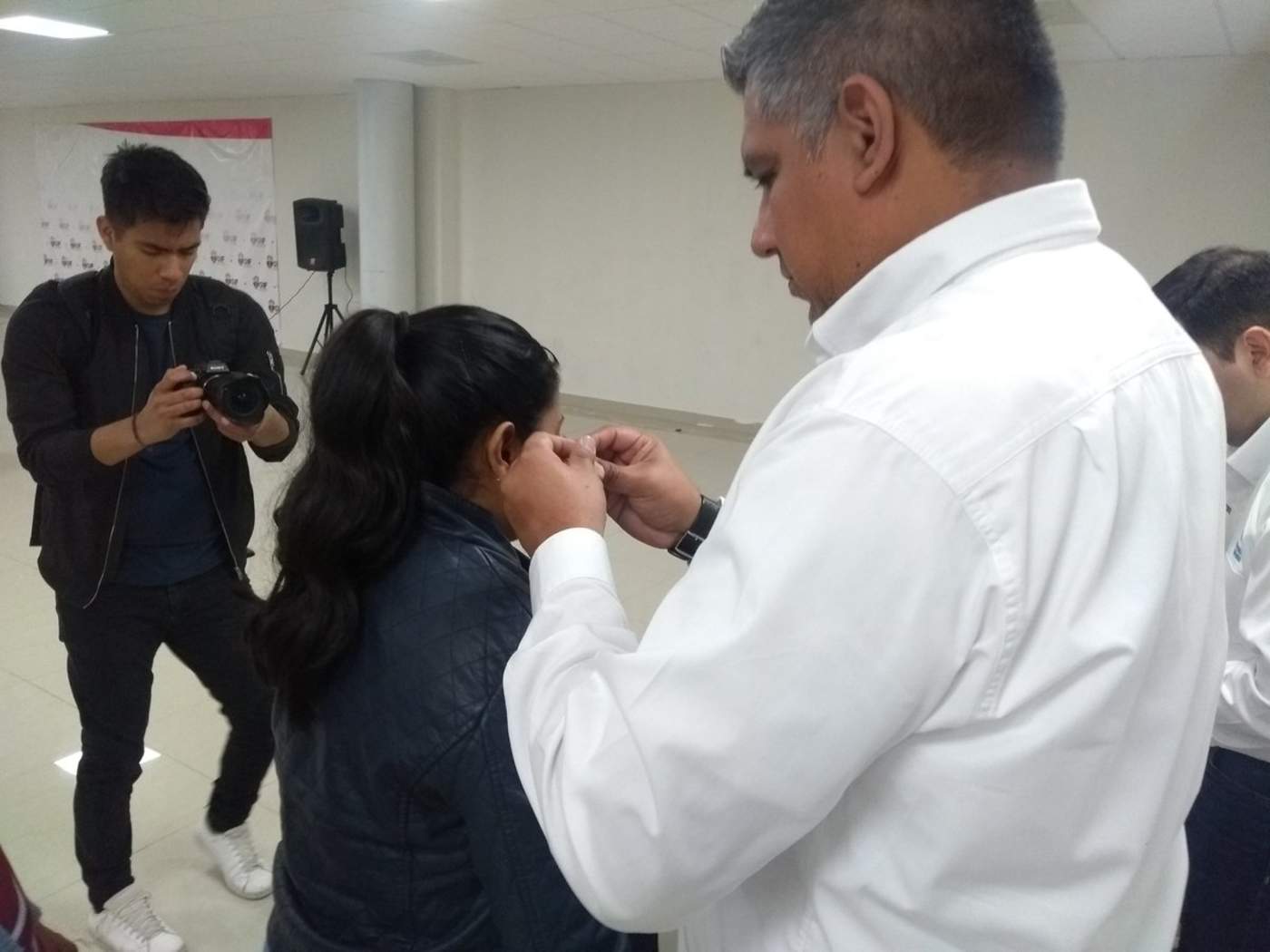 Entrega DIF aparatos auditivos en Torreón