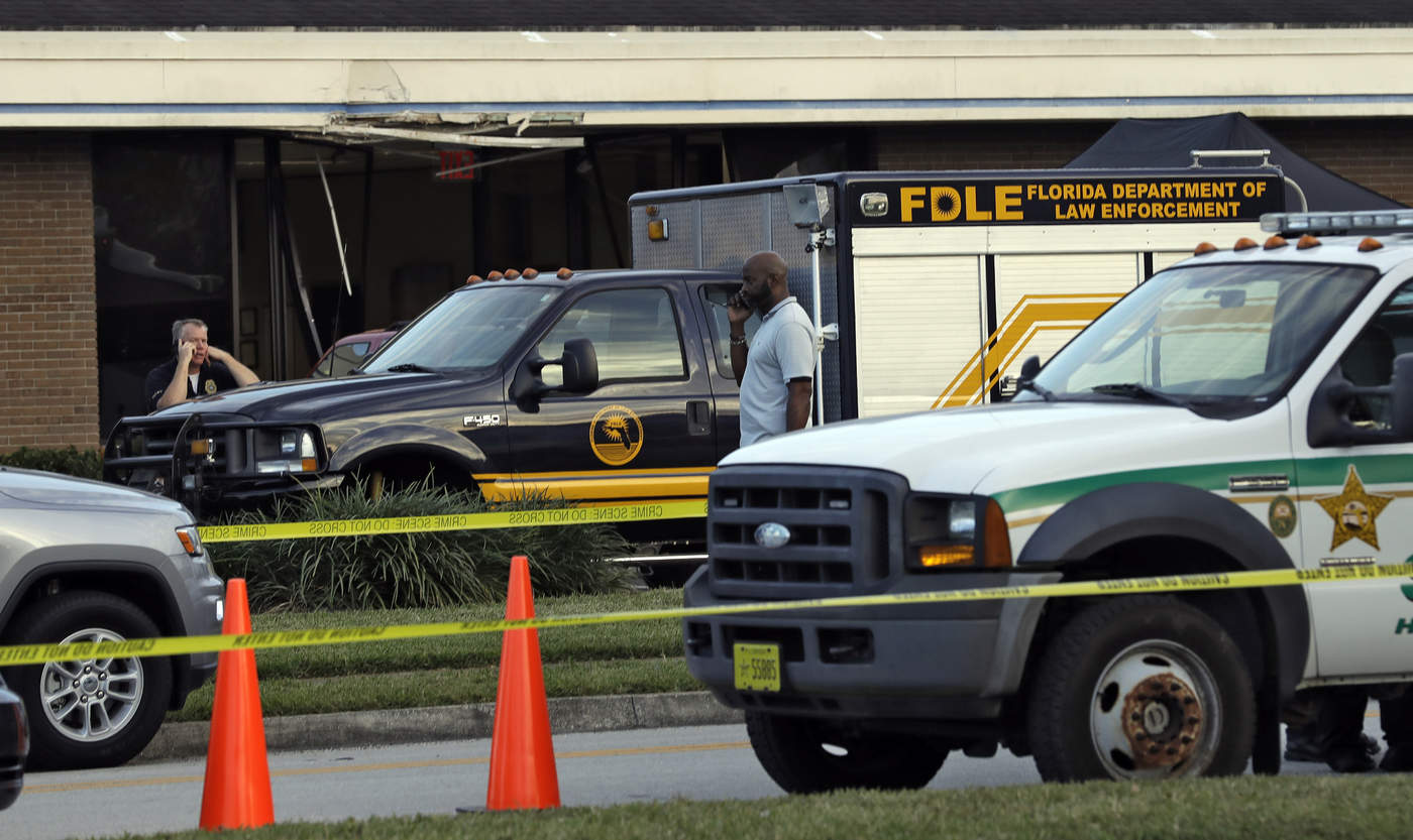 Mueren cinco personas tras tiroteo en un banco en Florida