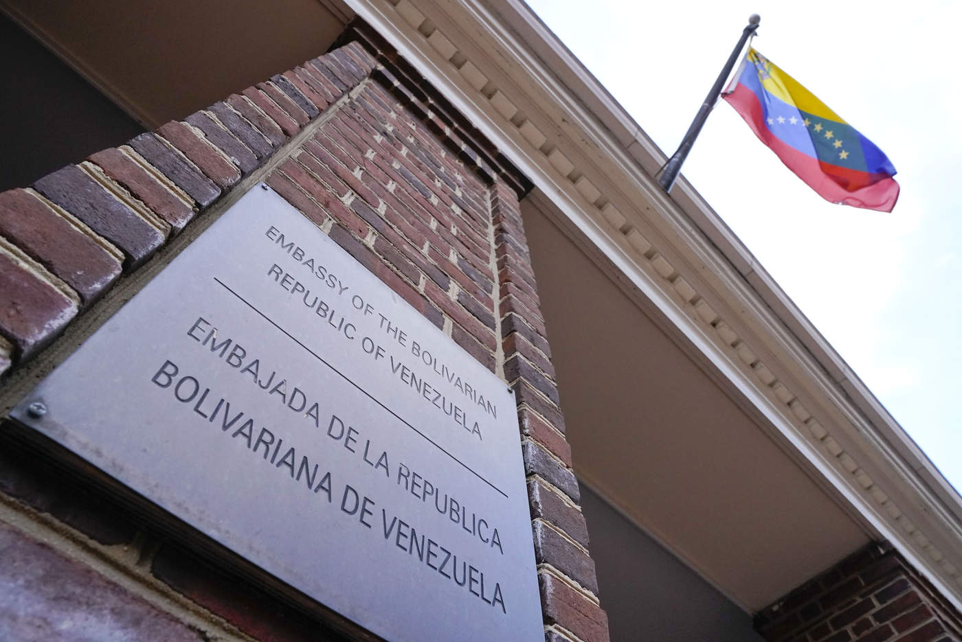 Ordena EUA a algunos diplomáticos abandonar Venezuela