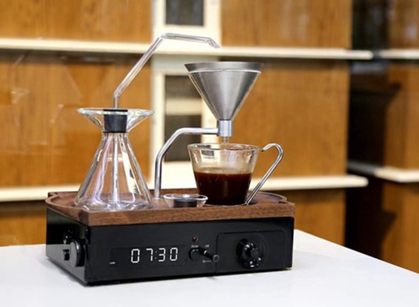 Un despertador que prepara café cuando suena la alarma