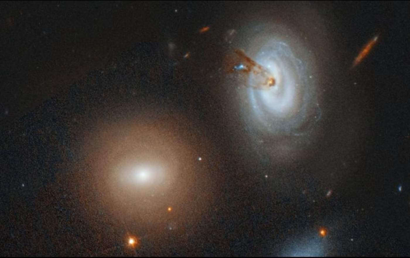 Hubble captura imagen de galaxia perdiendo gas