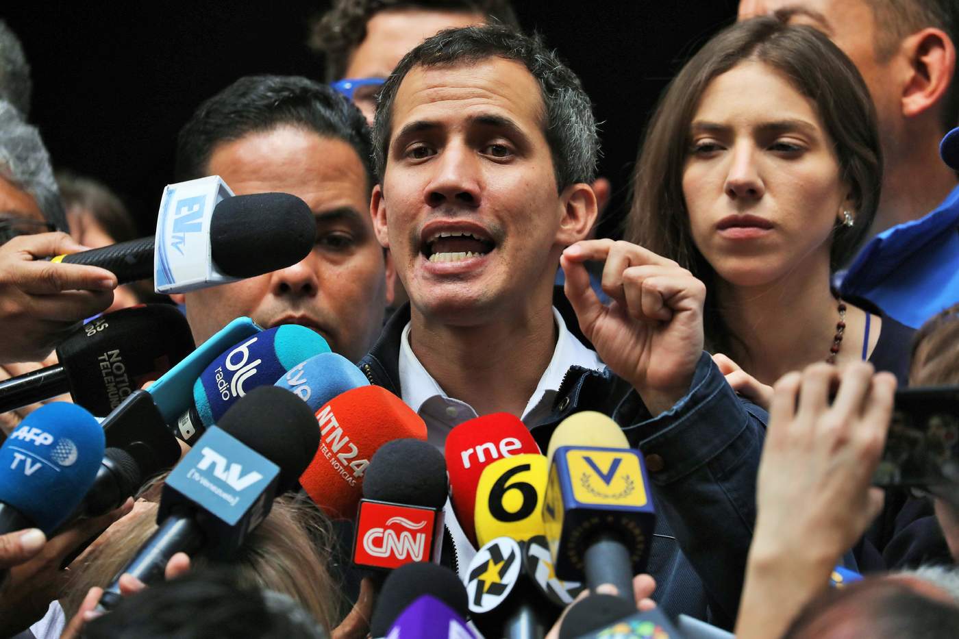Guaidó pide a México sumarse contra Maduro