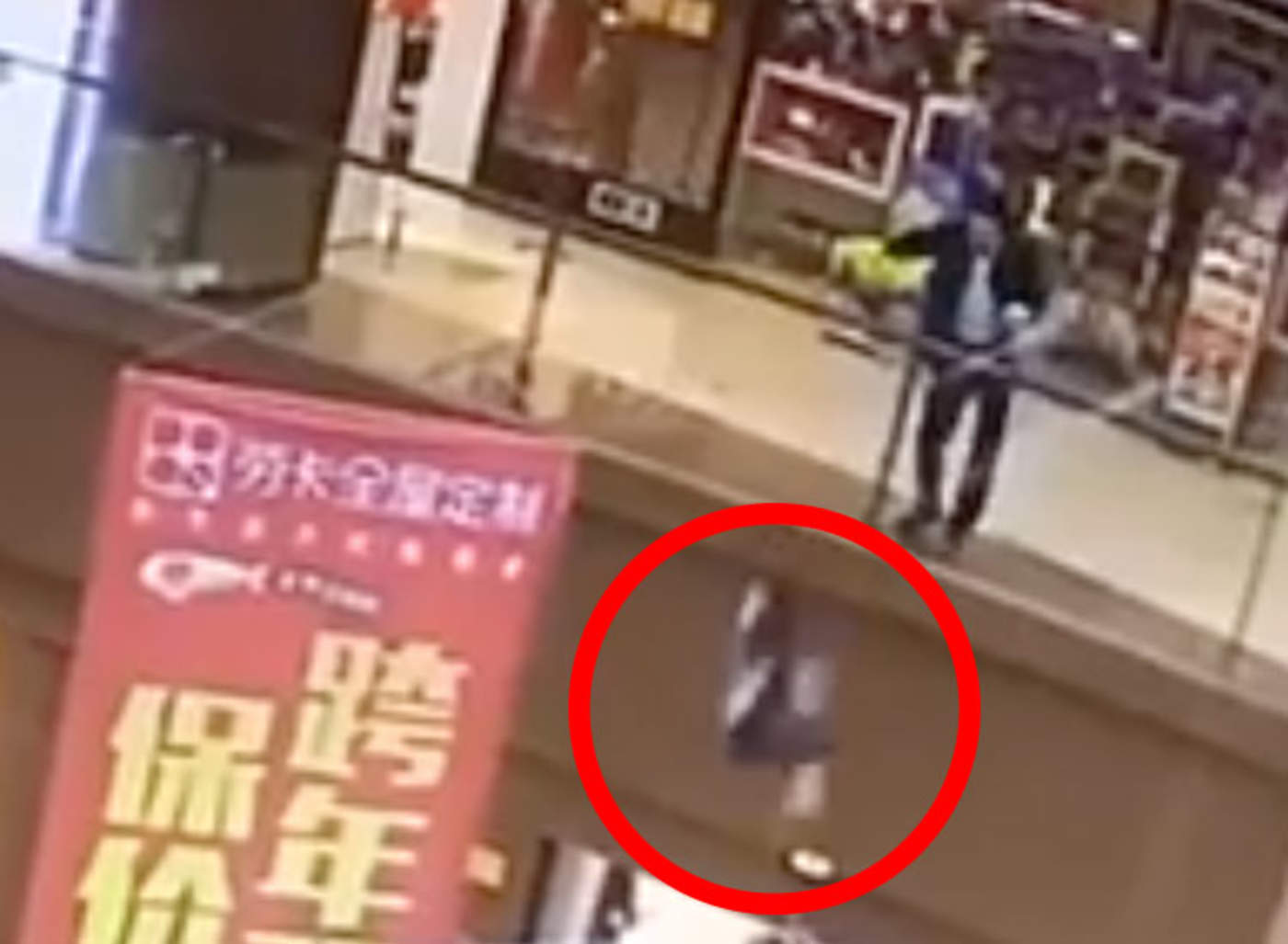 Hombre lanza a niña de balcón de centro comercial