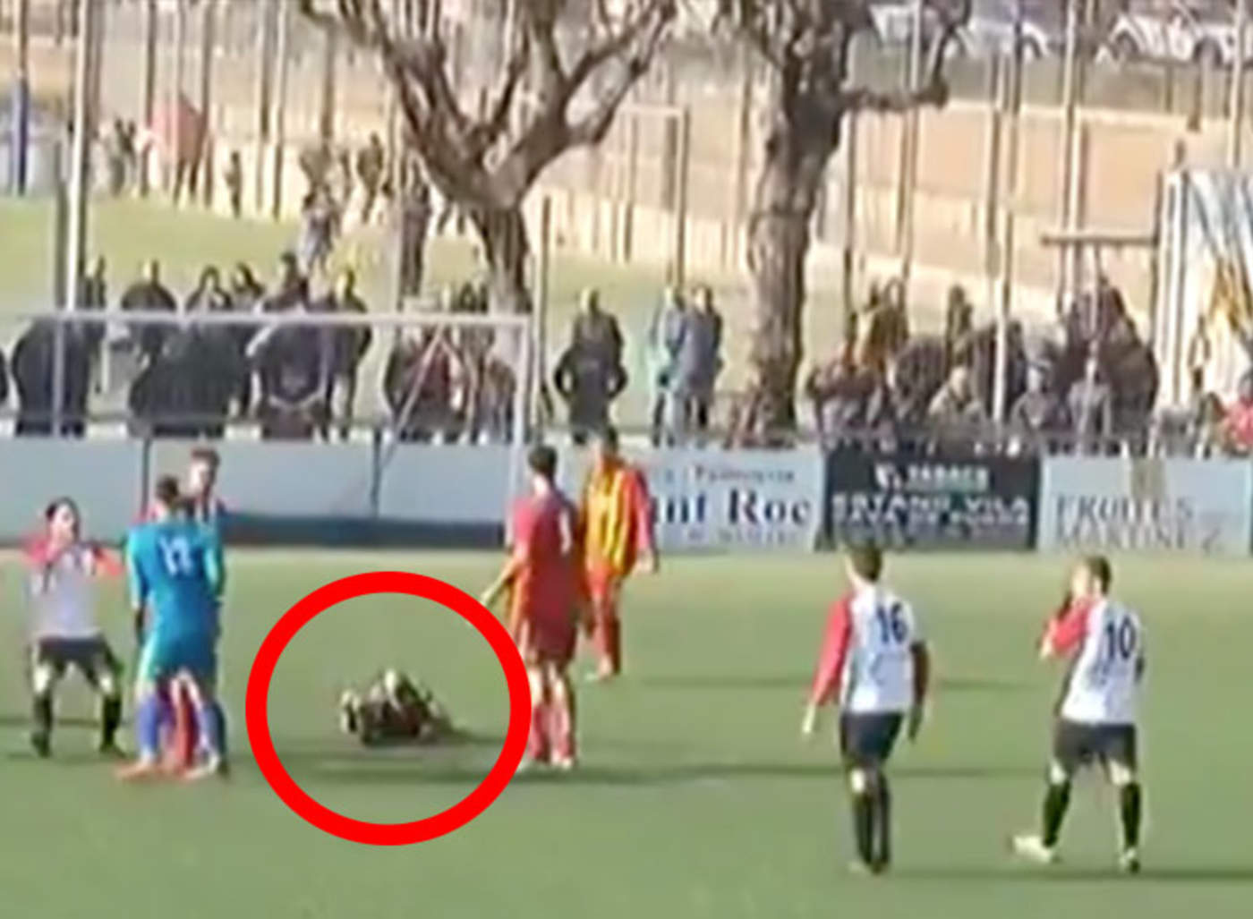 Árbitro es agredido por jugadores tras anular un gol