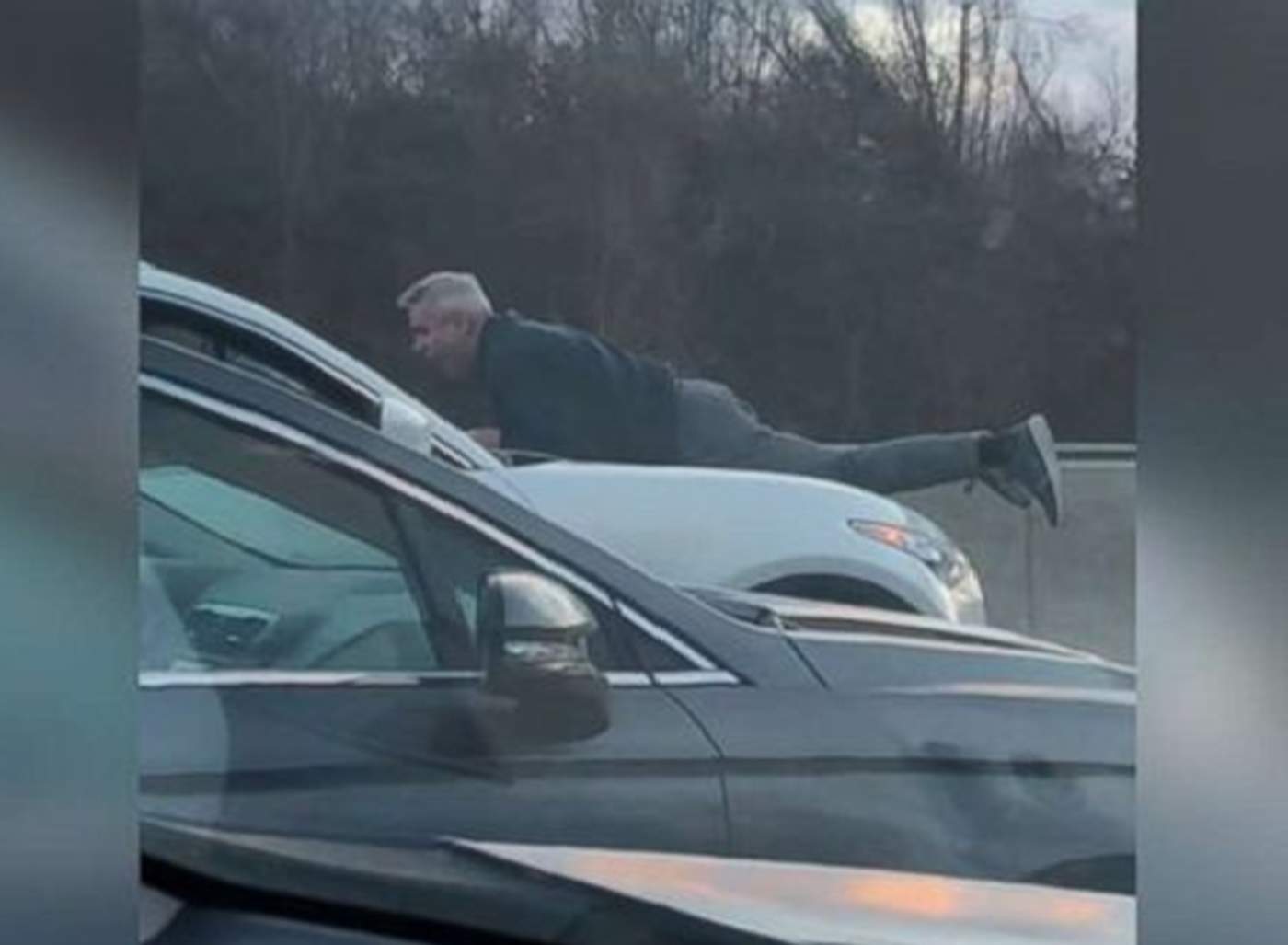 Hombre salta sobre un auto para detener la huida de un conductor