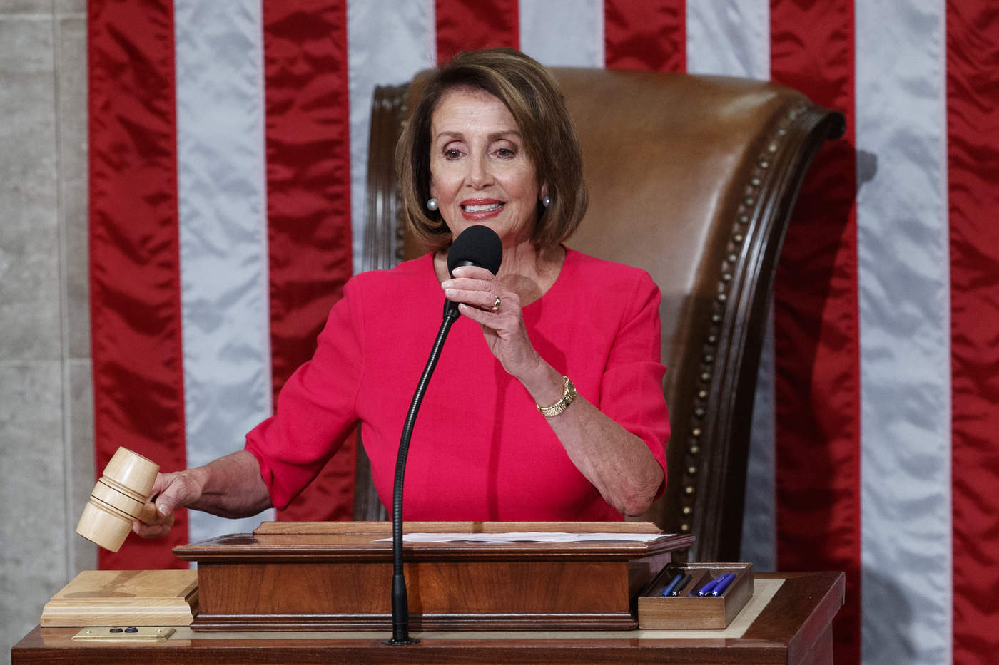 Pelosi invita a Trump a dar discurso en el Congreso el 5 de febrero