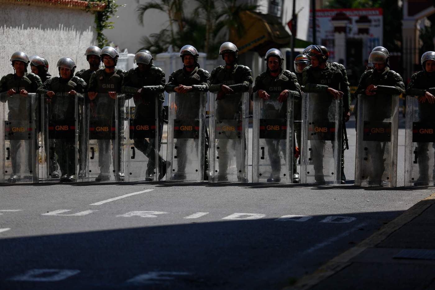 Eleva EUA alerta sobre Venezuela y recomienda 'no viajar' al país