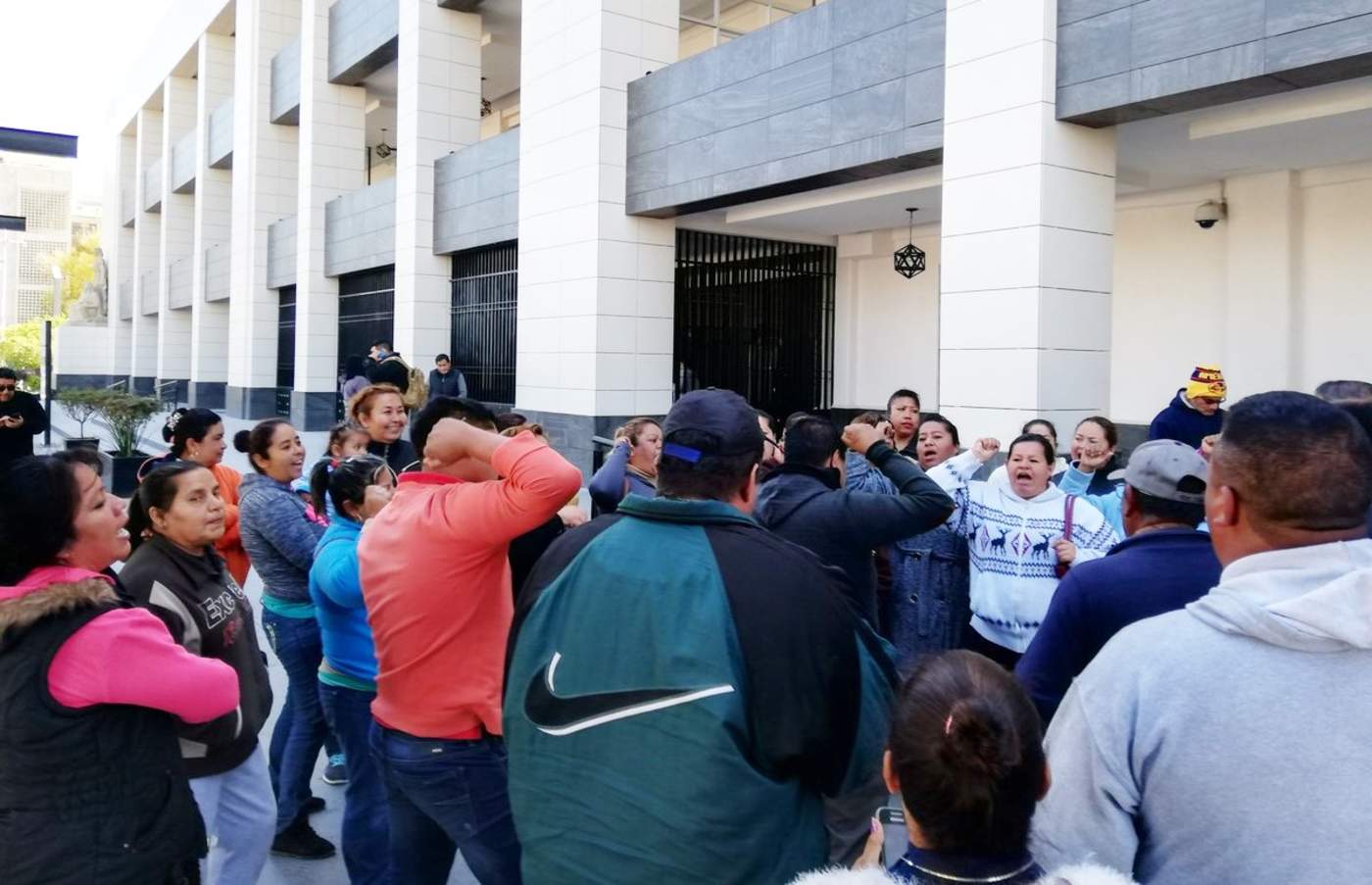Antorchistas se manifiestan en Palacio Federal de Torreón