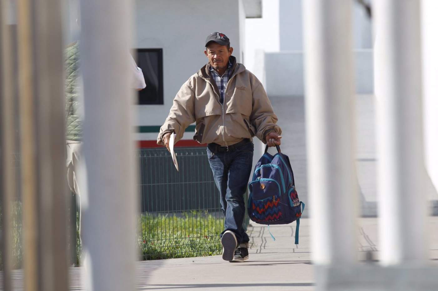EUA devuelve a primer migrante en espera de asilo