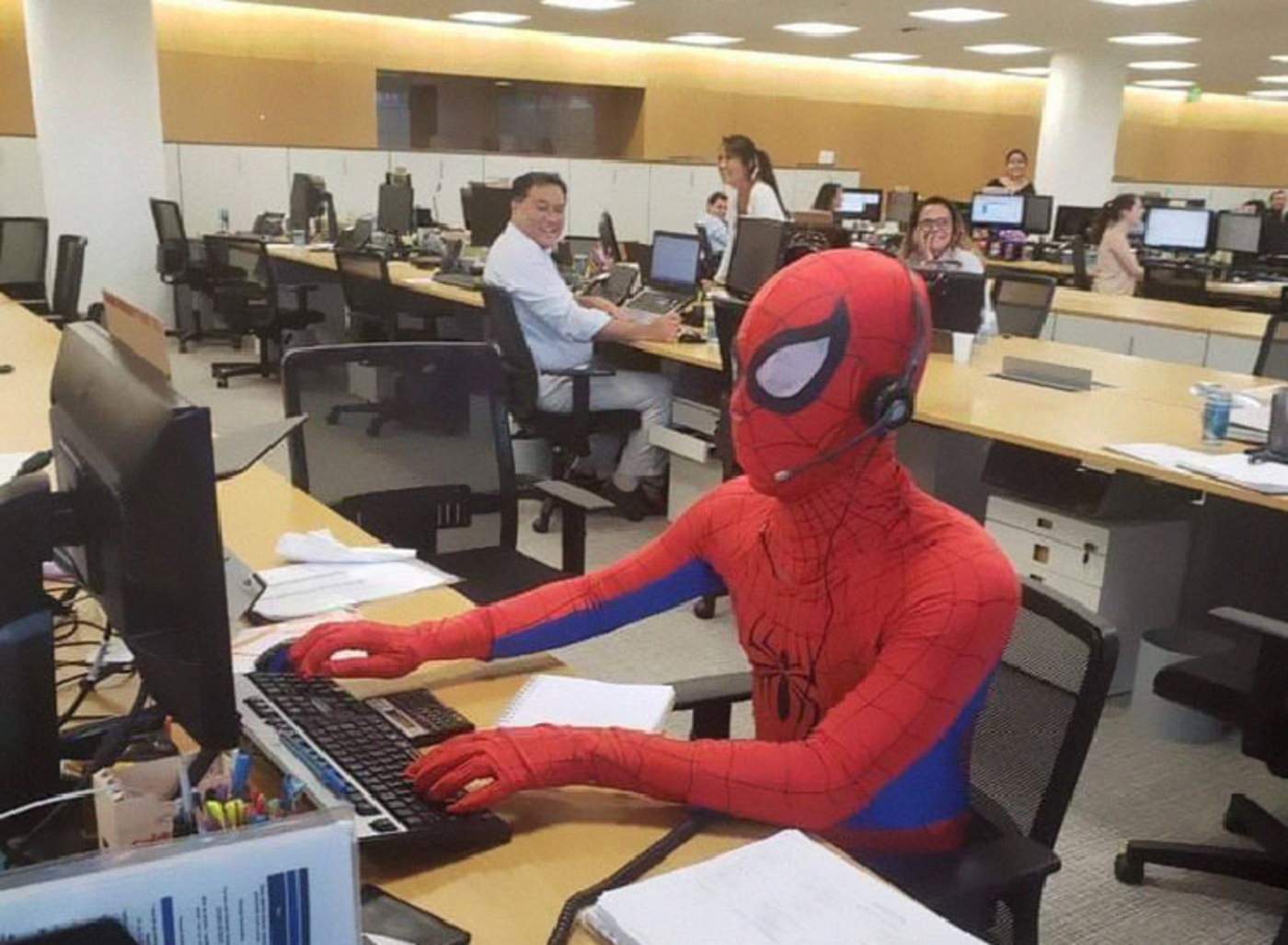 Se viste de Spiderman en su último día de trabajo