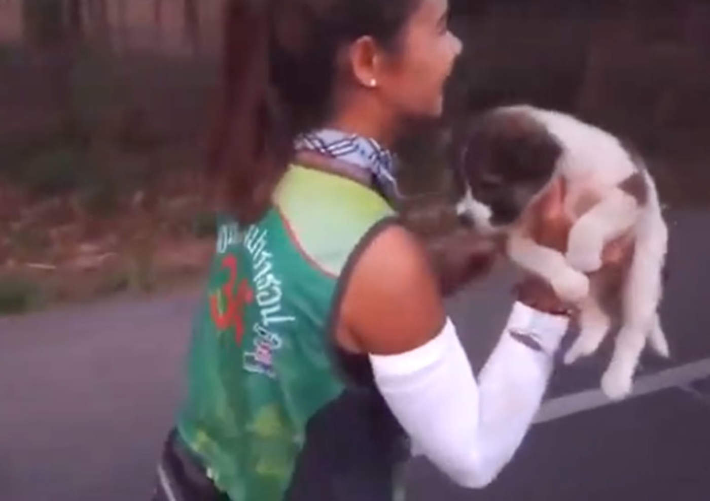 Recoge a cachorro perdido durante maratón y corre 30 km con él