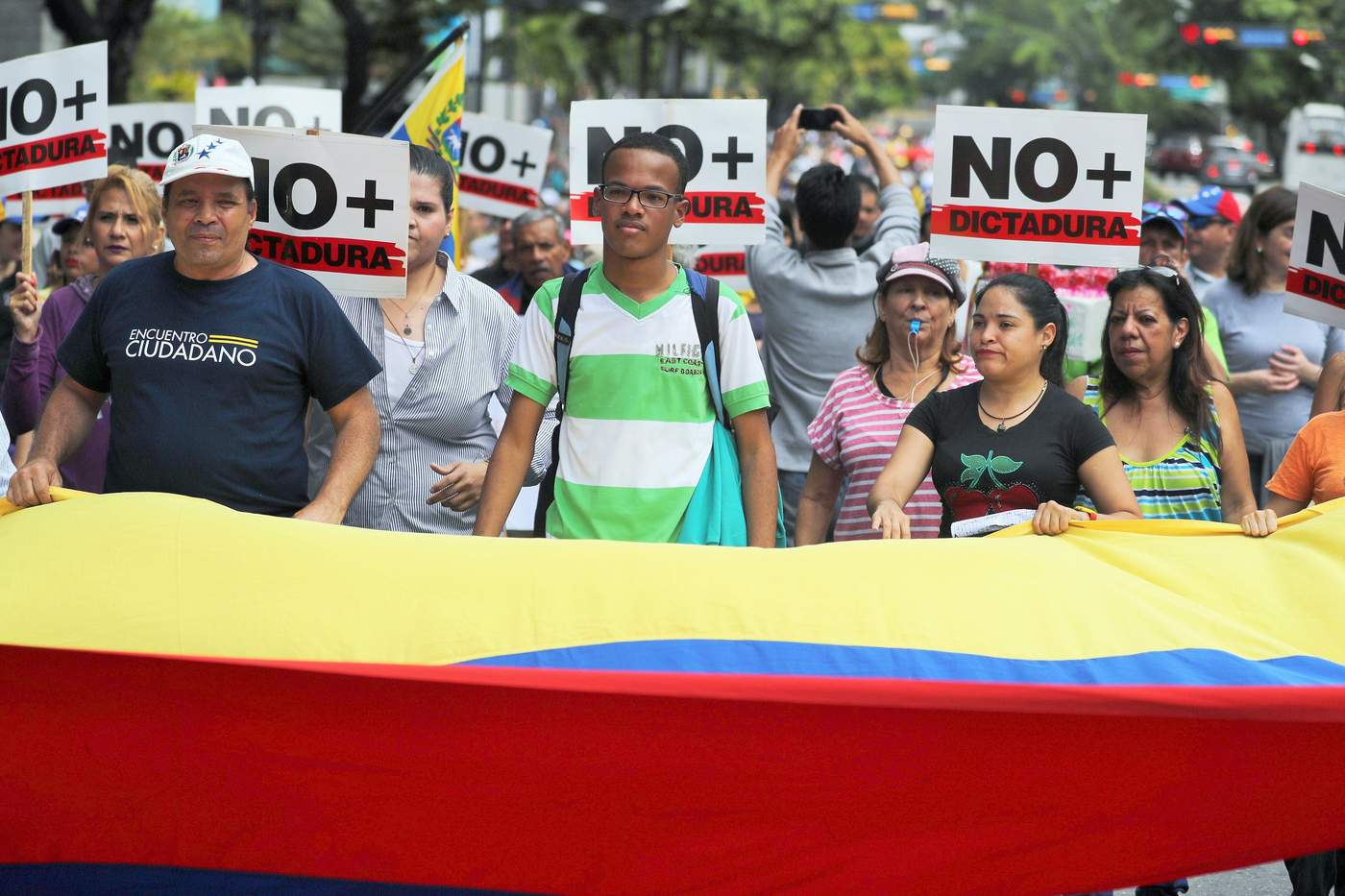 Opositores venezolanos se manifiestan en varios puntos del país